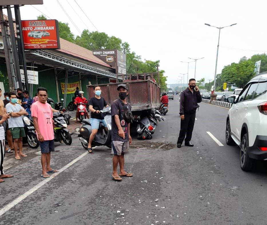 podiumnews.com-Seorang Petugas Damkar Tewas Usai Motor yang Dikendarai Tabrak Truk