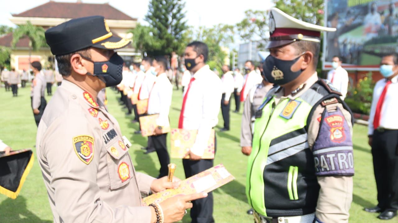 podiumnews.com-Polisi Sempat Viral Karena Sabar Dimaki Pelanggar Lalu Lintas Dapat Penghargaan