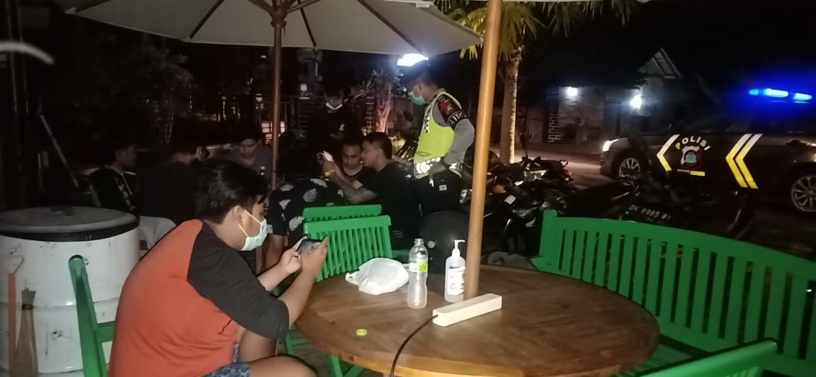 podiumnews.com-Polisi Patroli Awasi Pelaksanaan PPKM di Badung