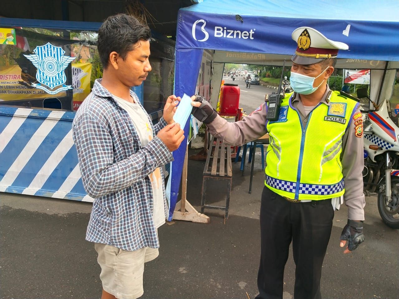 podiumnews.com-Satlantas Badung Bagikan Masker dan Sembako ke Masyarakat
