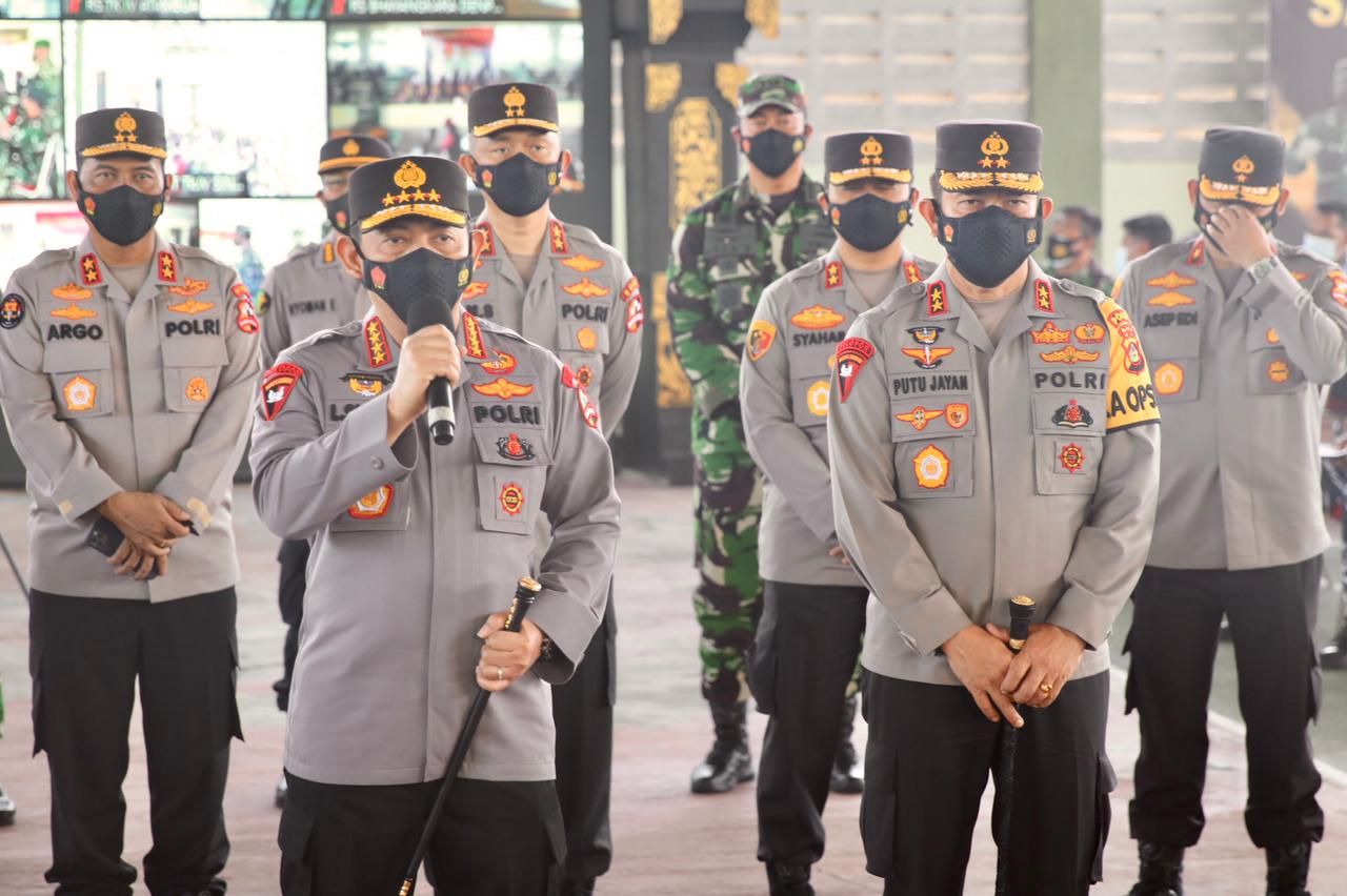 podiumnews.com-Panglima TNI dan Kapolri Pantau Vaksinasi di GOR Kepoan