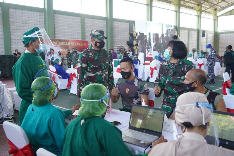 podiumnews.com-Vaksinasi AstraZeneca TNI Kodam Udayana Capai 80 Persen