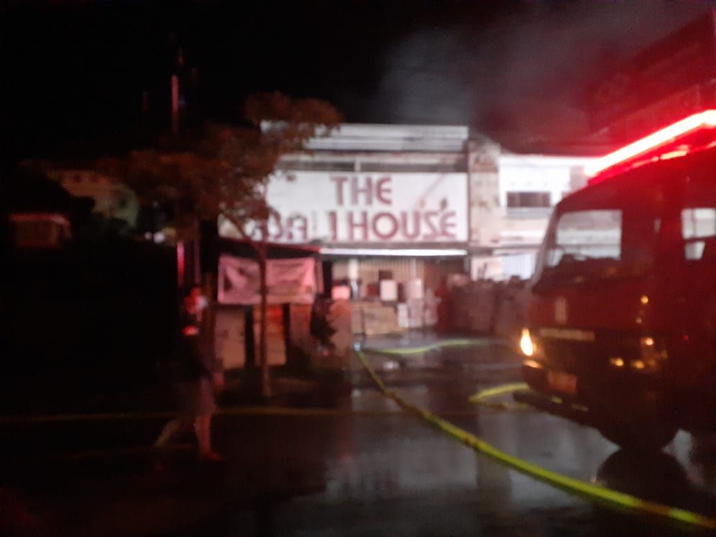 podiumnews.com-Sebuah Toko Bangunan di Denbar Ludes Dilalap Si Jago Merah