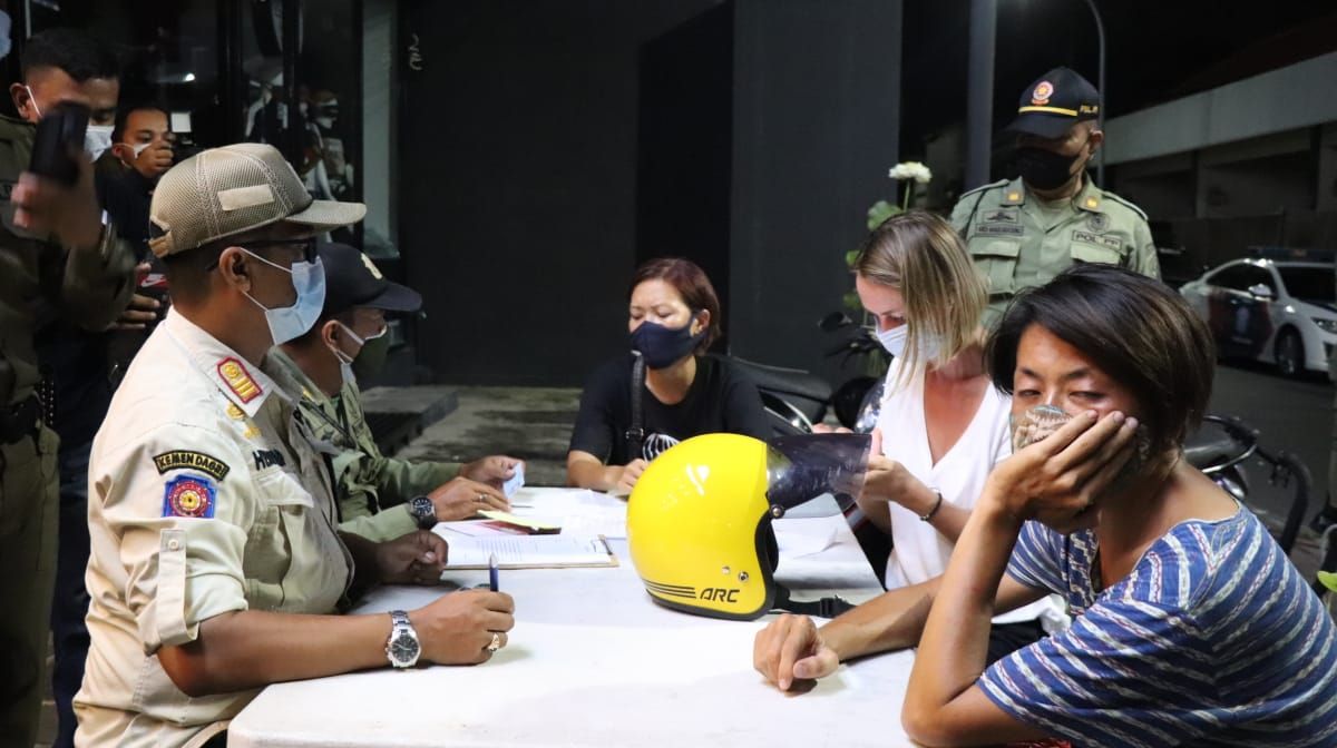 podiumnews.com-Tim Pemburu Prokes Jaring 18 Pelanggar di Kampung Turis Seminyak
