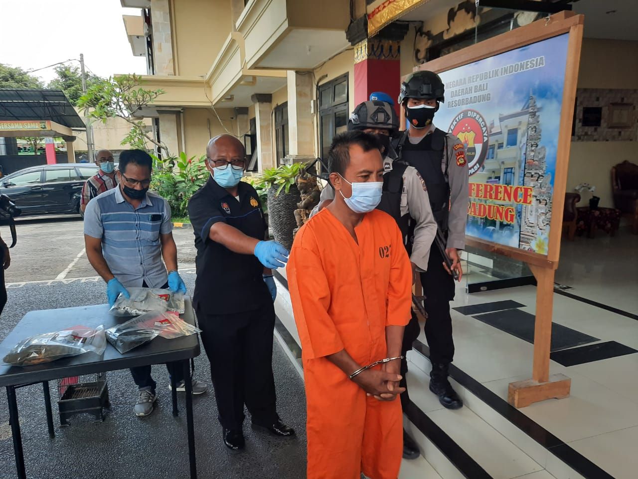 podiumnews.com-Bunuh Selingkuhan Istri, Pria di Badung Digelandang Polisi