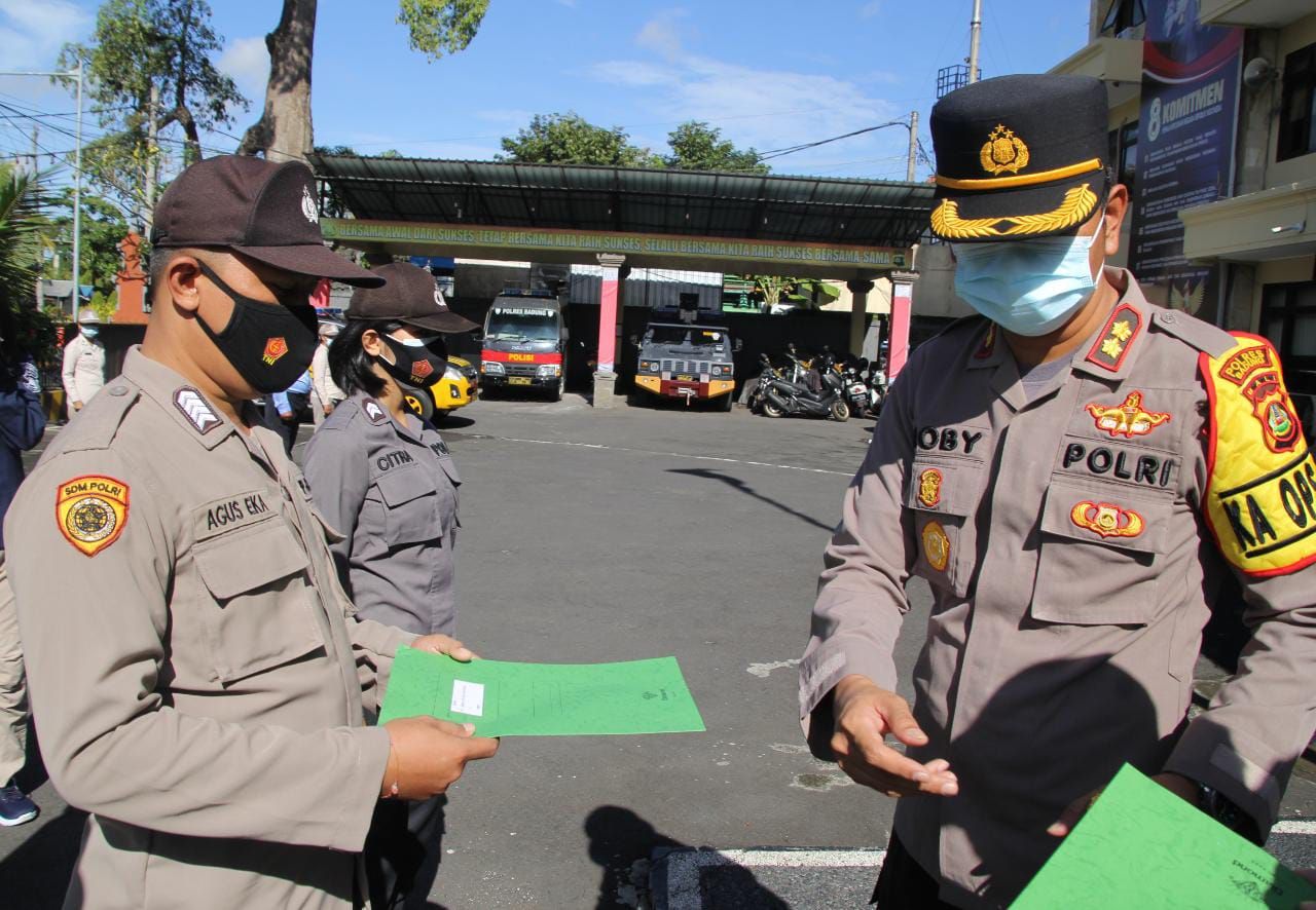 podiumnews.com-Tiga Anggota Polres Badung Terima Penghargaan dari Kapolres Atas Kerja Kerasnya