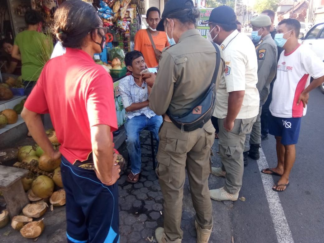 podiumnews.com-Palak Pedagang di Denpasar, Pemuda Ini Nyaris Tewas Dimassa