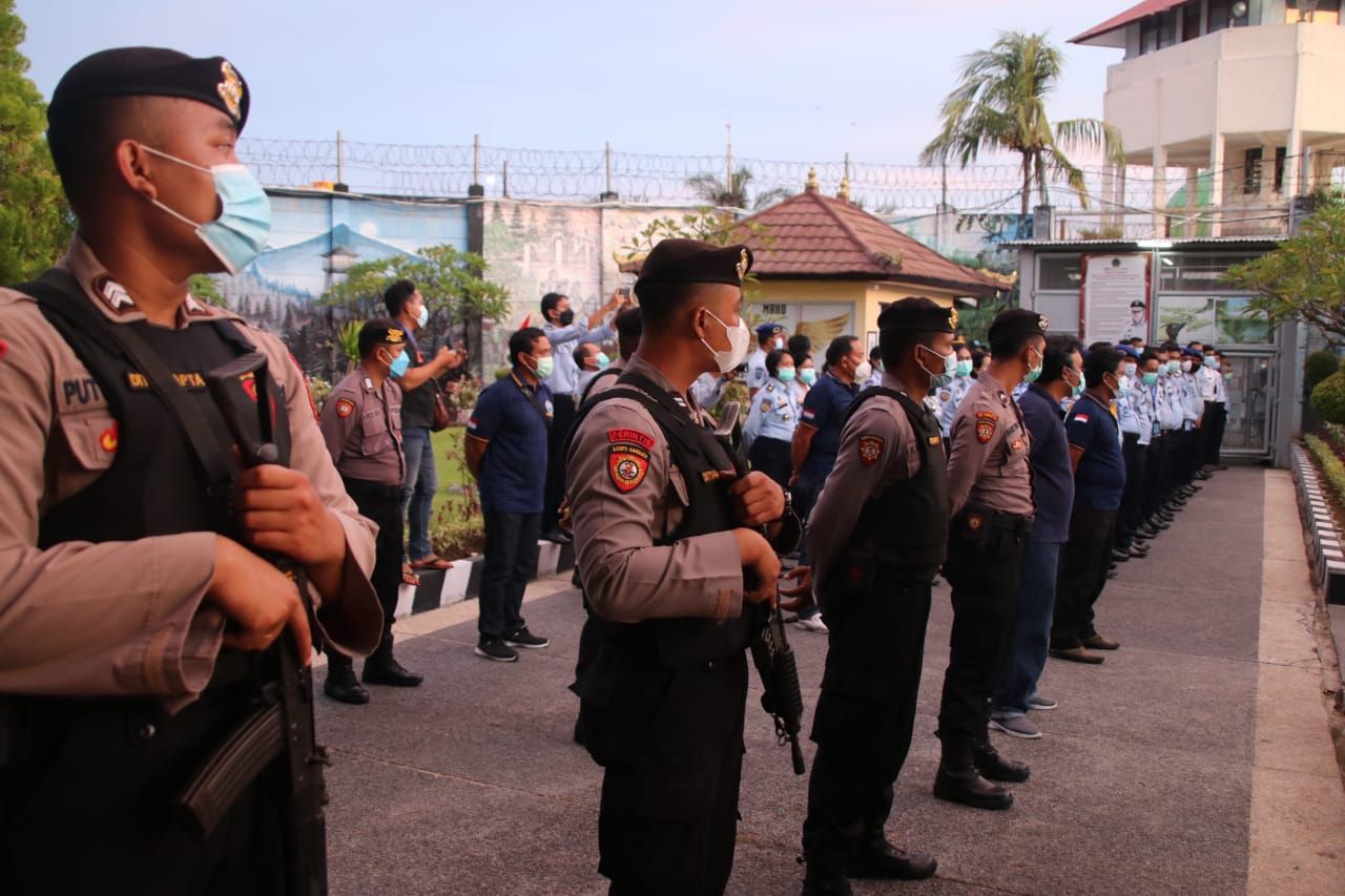 podiumnews.com-Geladah Lapas Kerobokan, Tim Temukan Barang Terlarang