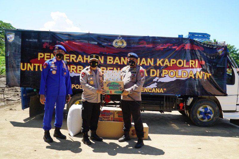 podiumnews.com-1.958 Personel Kepolisian Dikerahkan Bantu Tangani Bencana Siklon Seroja di NTT