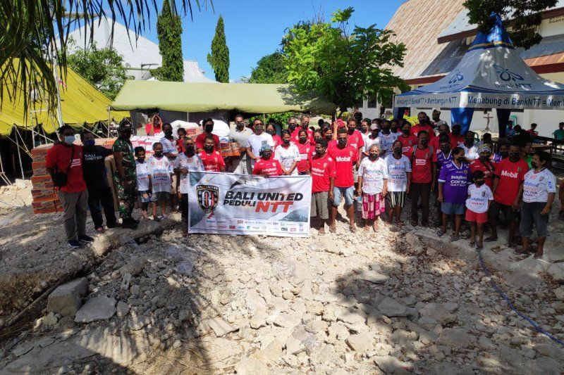podiumnews.com-Bali United Bantu Pengungsi Korban Bencana Banjir NTT