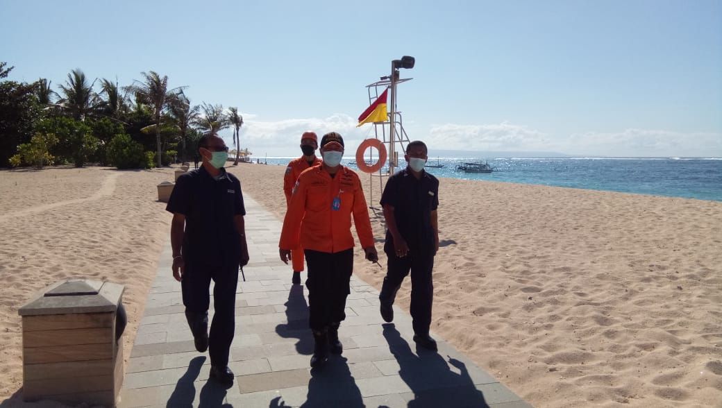 podiumnews.com-Wisatawan Terjebak Air Laut Pasang di Nusa Dua Berhasil Diselamatkan 