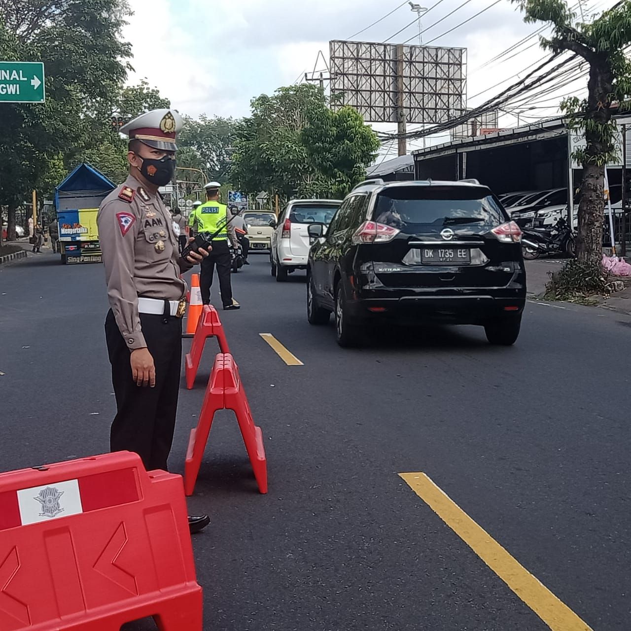 podiumnews.com-Nekat Mudik, Puluhan Kendaraan Diputar Balik di Pos Penyekatan Mengwi 