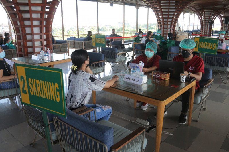 podiumnews.com-Ratusan Pelaku Pariwisata Gunakan Vaksin Sinovac di Badung