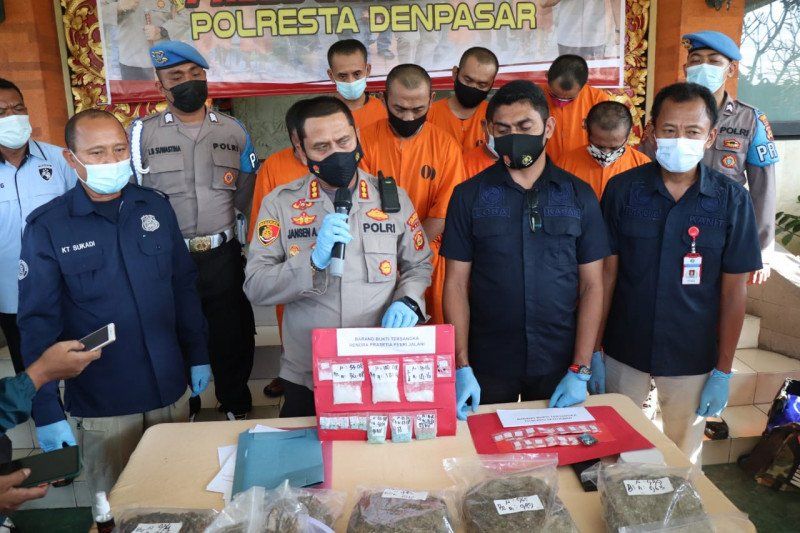 podiumnews.com-Polisi Sita 926.040 Pil Koplo dari Buruh Bangunan di Denpasar