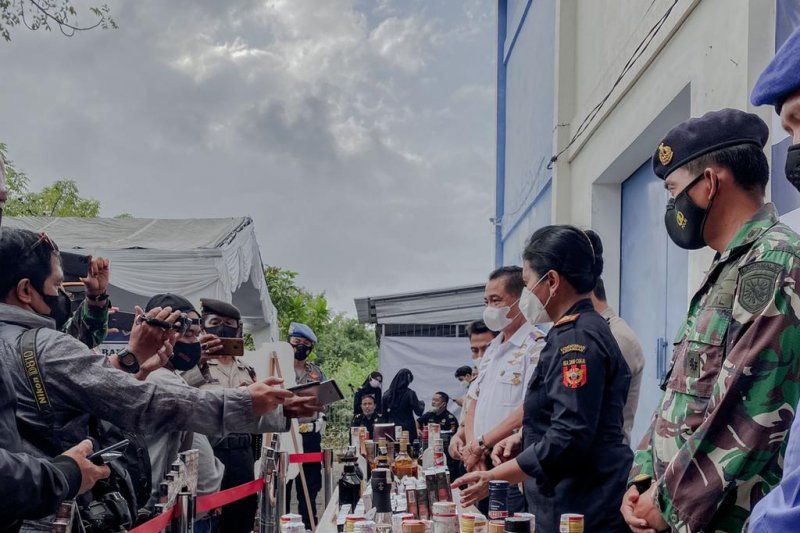 podiumnews.com-Ratusan Minuman Beralkohol Illegal di Denpasar Dimusnahkan