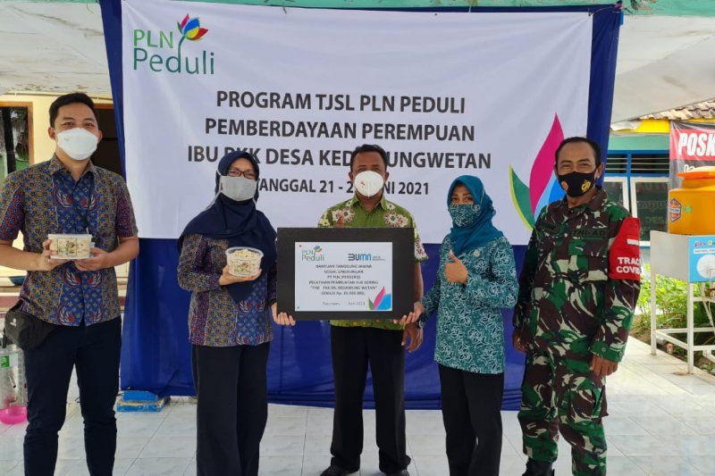 podiumnews.com-PLN UIP JBTB Salurkan Bantuan Pemberdayaan Lingkungan 