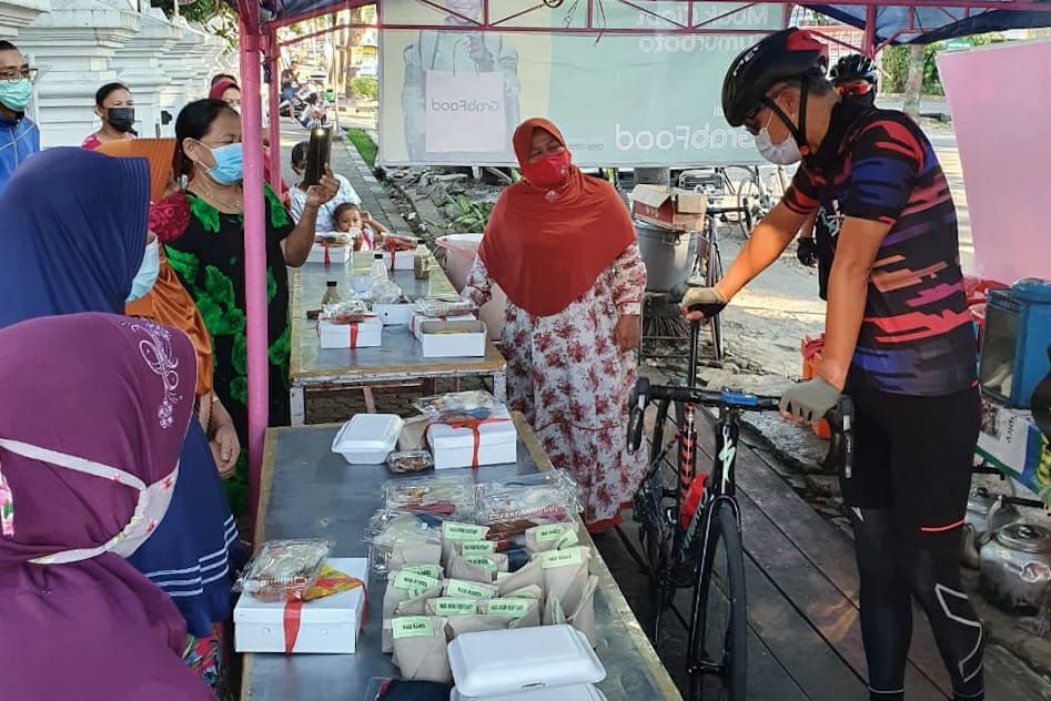 podiumnews.com-Ganjar Borong Dagangan PKL, Dibagikan ke Warga