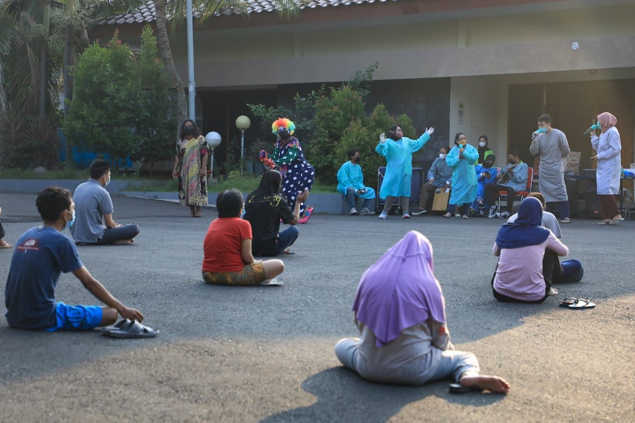 podiumnews.com-Mahasiswa UIN Walisongo Hibur Pasien Isolasi Lewat Musik dan Badut