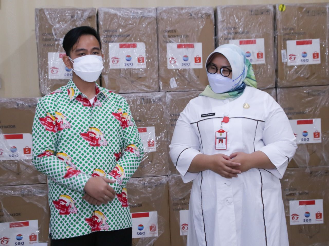 podiumnews.com-Gibran Serahkan Bantuan 100 Oksigen Konsentrator ke Sragen