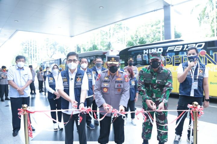 podiumnews.com-Kapolri Lepas Bus Vaksinasi Keliling Sasar Warga yang Tak Terjangkau