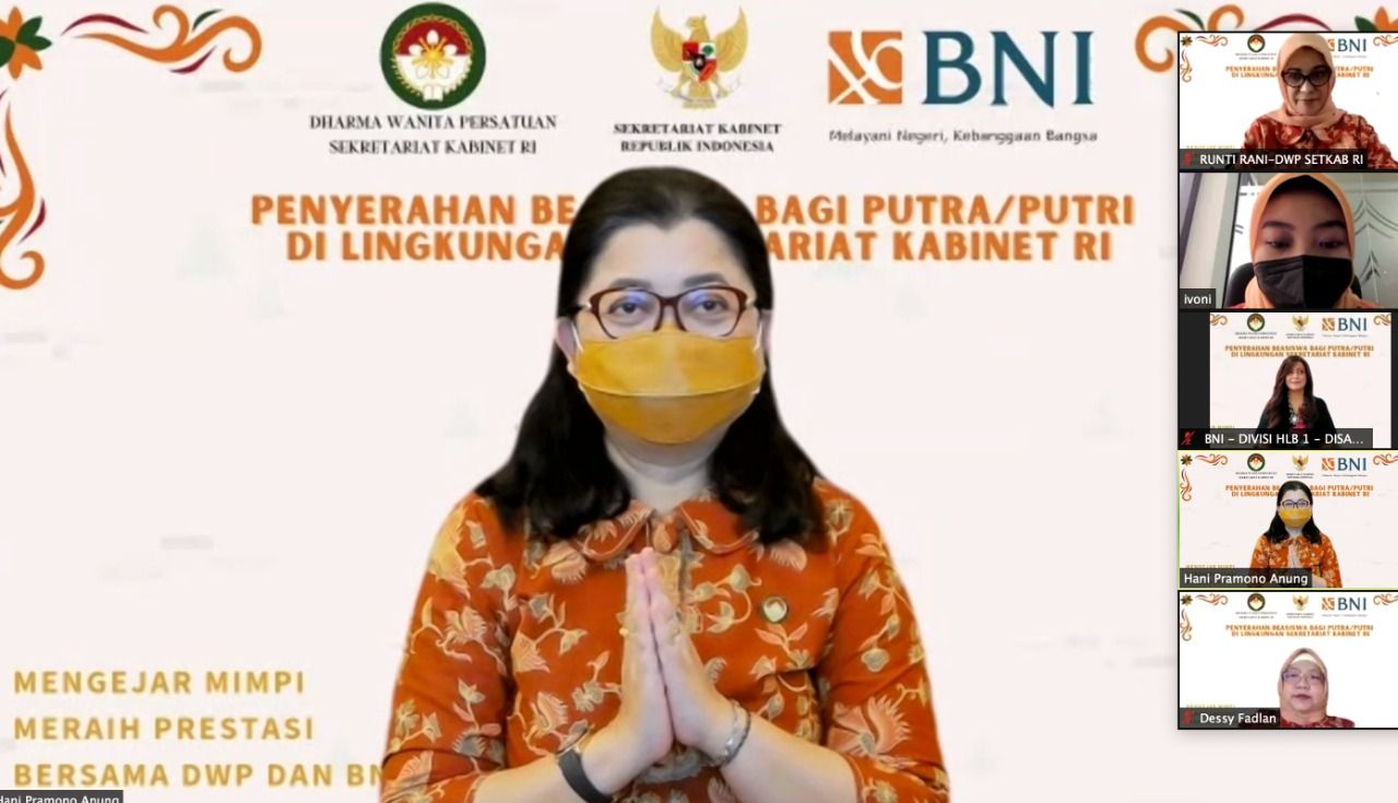 podiumnews.com-Dharma Wanita Persatuan Setkab Serahkan Beasiswa Bagi 63 Putra-Putri Pegawai dan Pensiunan
