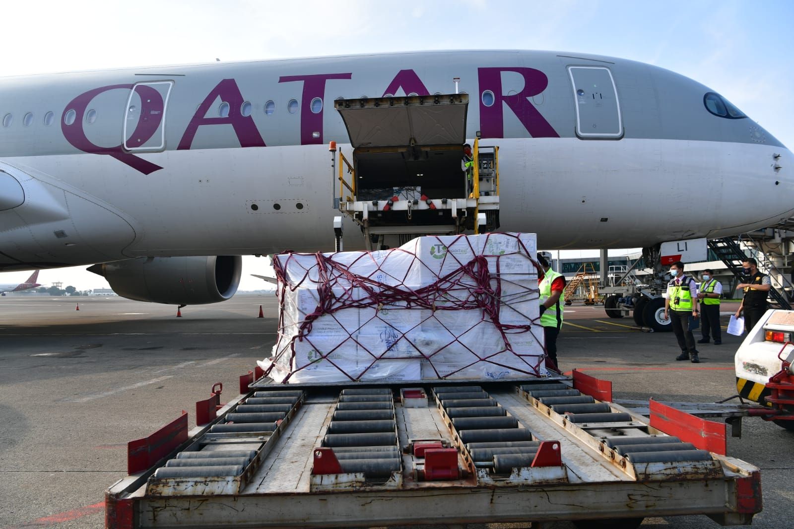 podiumnews.com-600 Ribu Vaksin AstraZeneca Donasi Prancis Tiba di Indonesia