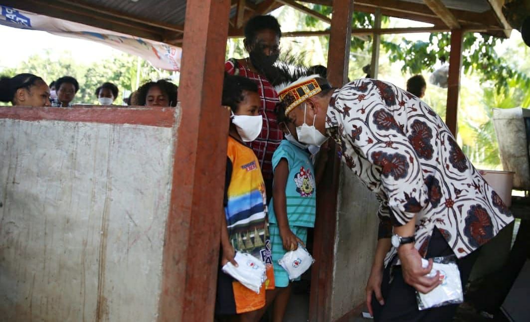 podiumnews.com-Menko PMK Bagikan Paket Sembako Pasca PON XX