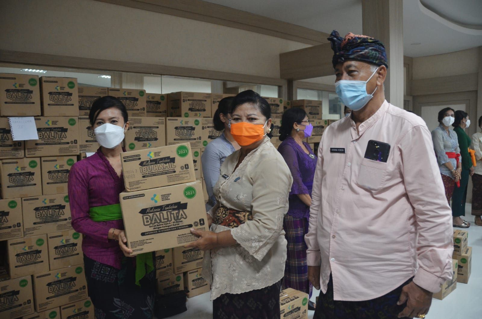 podiumnews.com-PKK Bali Serahkan Bantuan untuk Ibu Hamil dan Balita