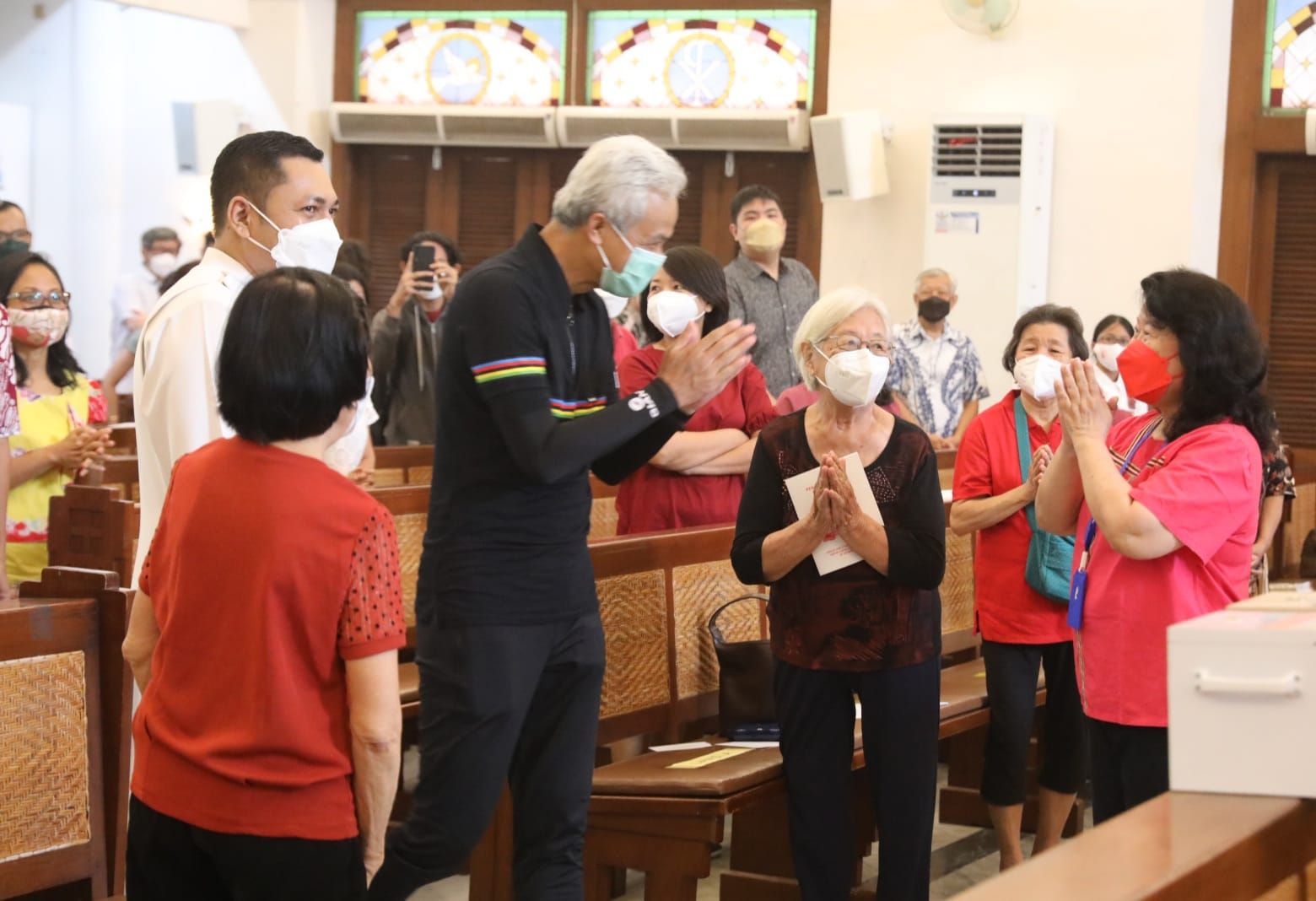 podiumnews.com-Ganjar Keliling Gereja, Sapa Jemaat Misa Natal