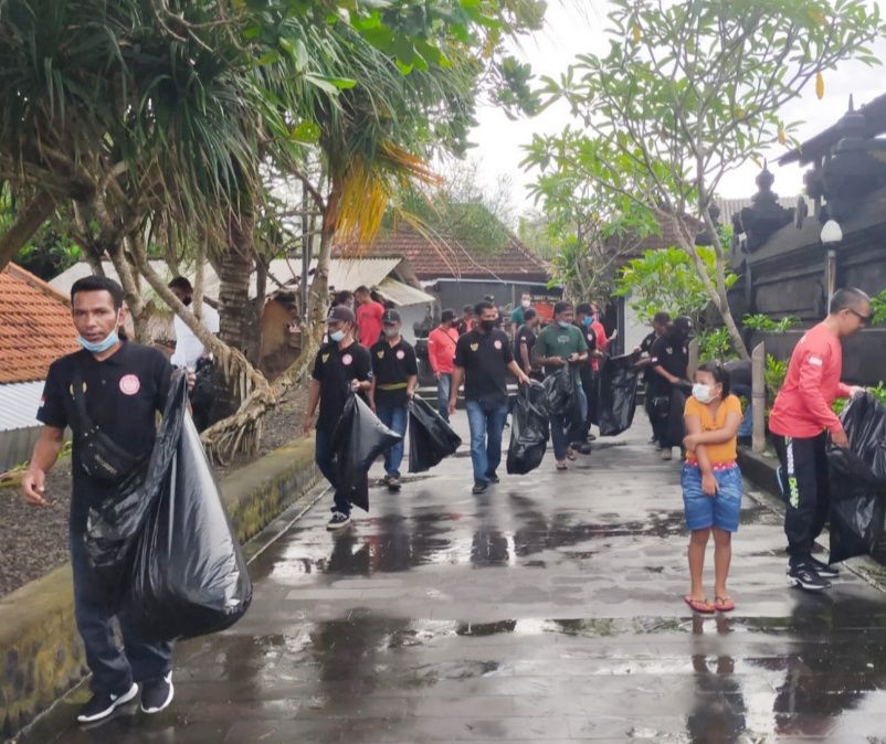 podiumnews.com-Sambut Hut ke-4, Flobamora Tabanan Bersih-bersih Tanah Lot
