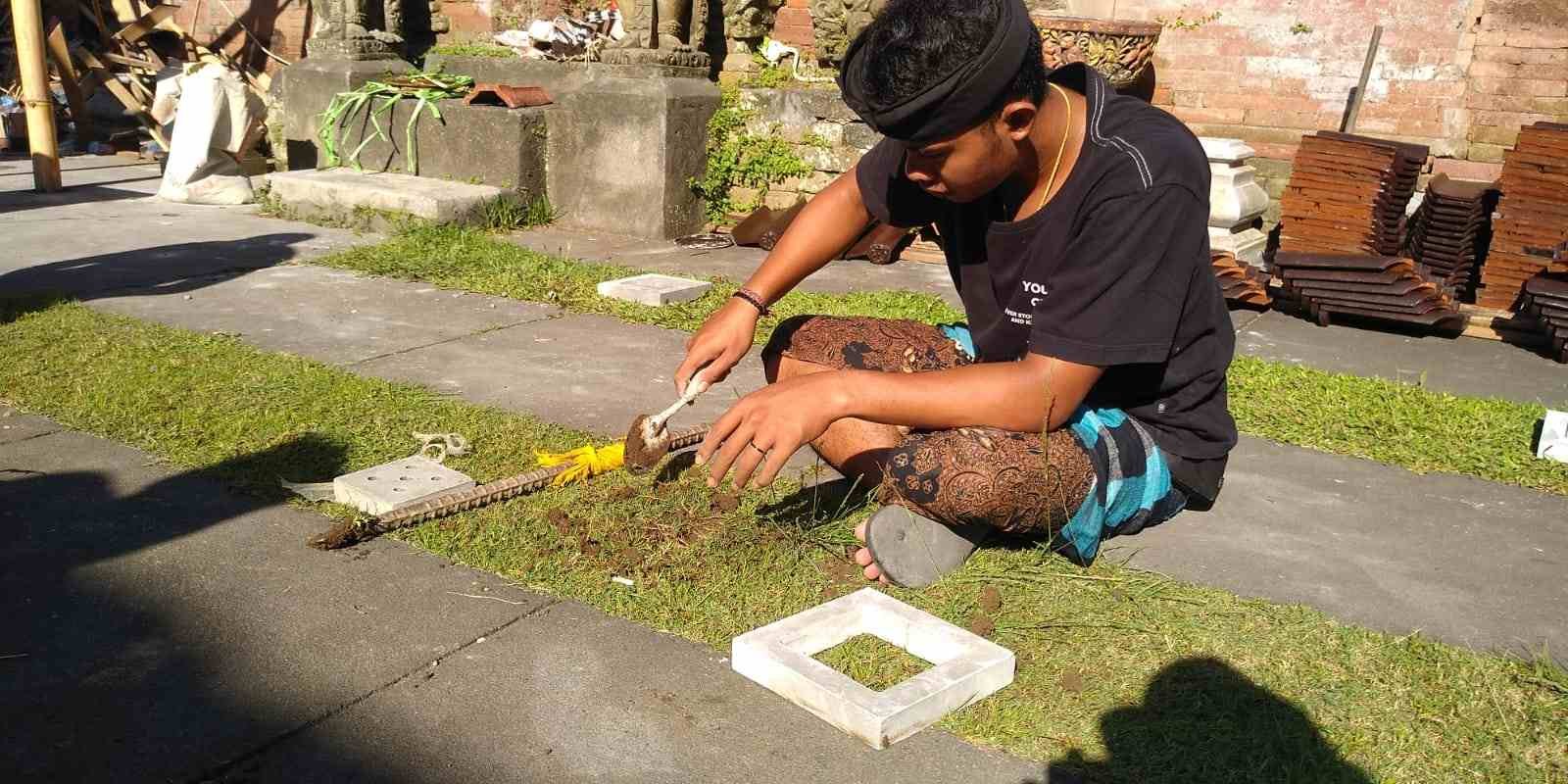 Serangkaian Hari Bumi, ST. Eka Dharma Sastra Pasang 30 Biopori di Pura