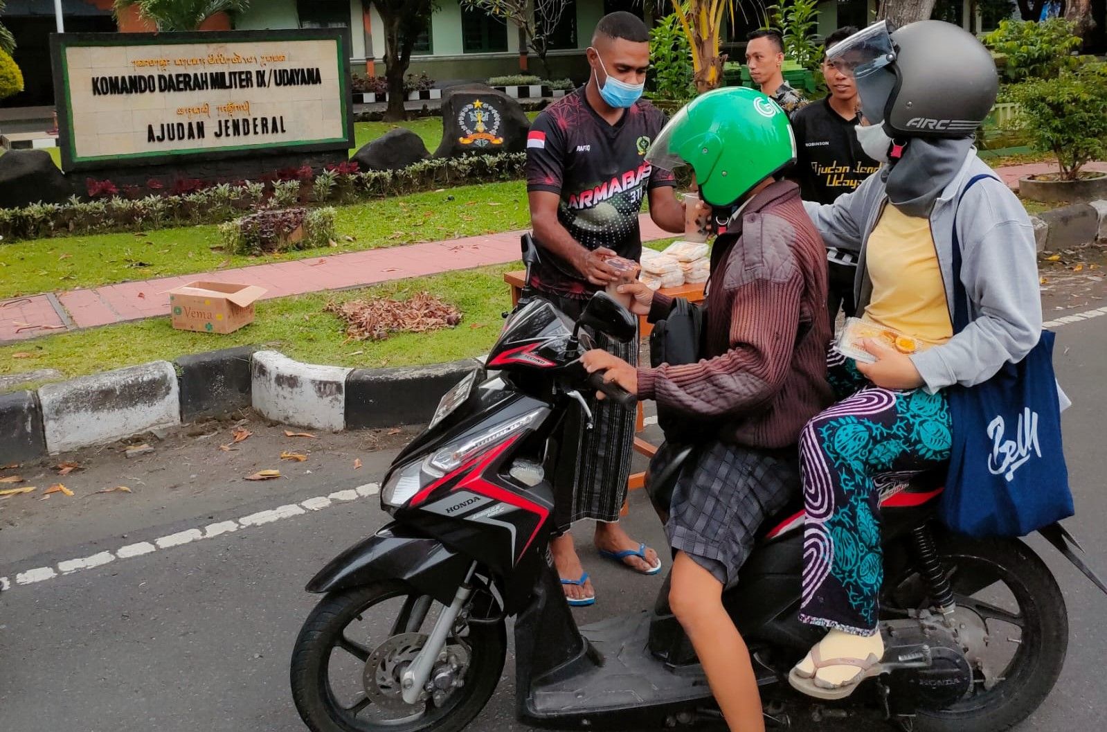 podiumnews.com-Bagikan Takjil Gratis, Kodam IX Udayana Bantu Masyarakat Terdampak Pandemi