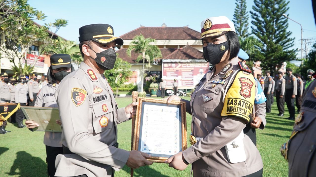 podiumnews.com-Delapan Personil Satlantas Polresta Denpasar Terima Penghargaan 