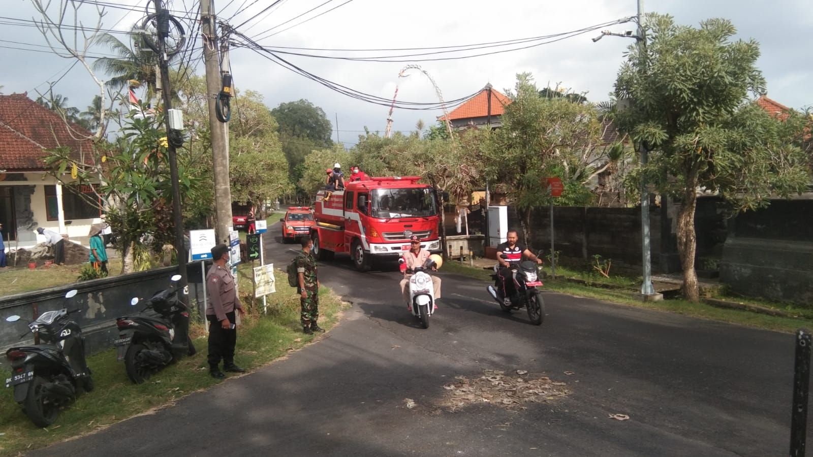 podiumnews.com-Cegah PMK, Gunakan Damkar Semprot Ekosim 