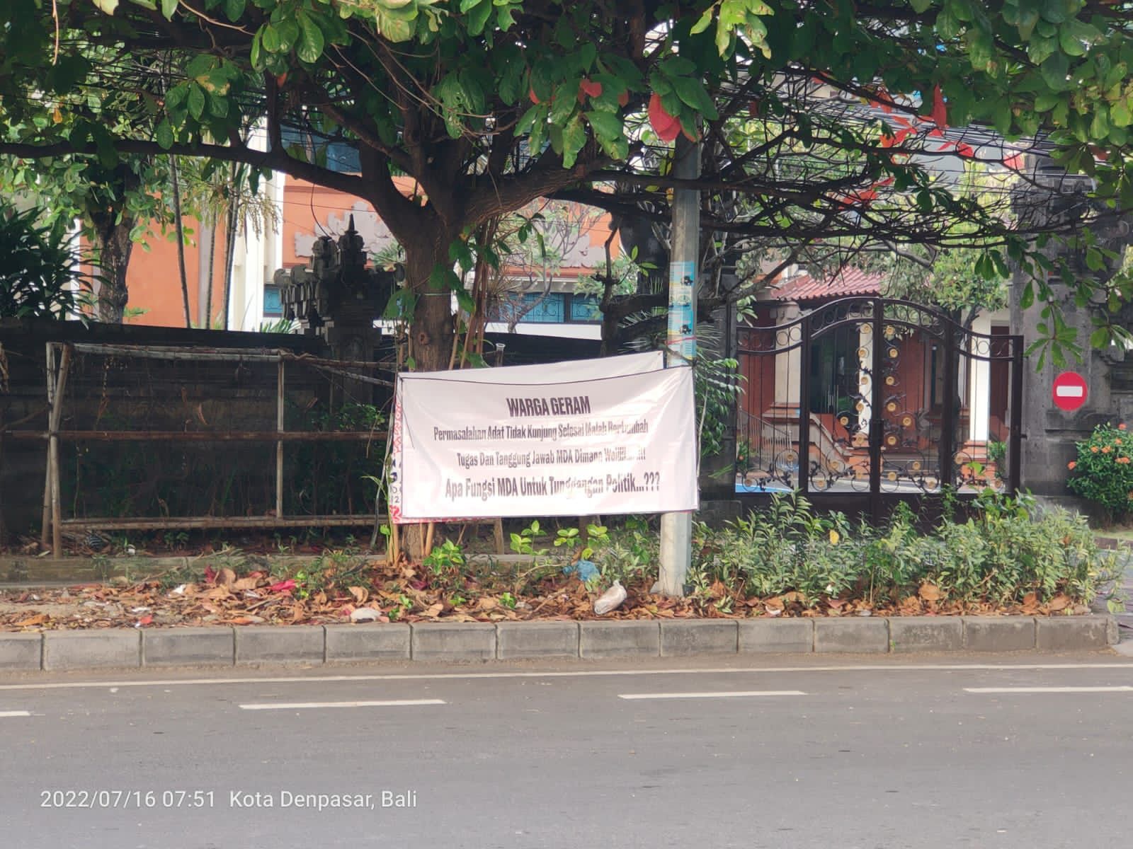 podiumnews.com-Di Denpasar, Muncul Spanduk Liar “Serang” MDA