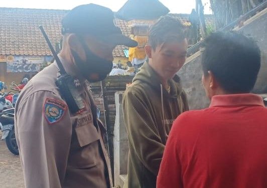 podiumnews.com-Petugas Bhabinkamtibmas Patroli Dialogis di Pasar Beringkit