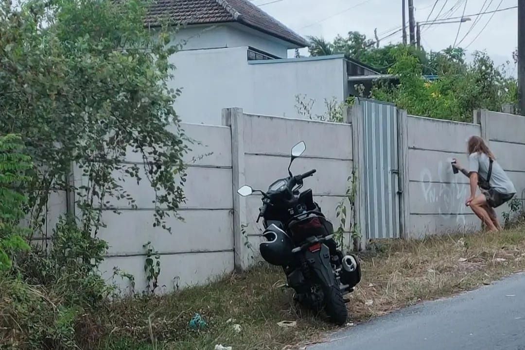 Ini Aksi Dua Bule Nyeleneh di Bali Dicibir Warganet 