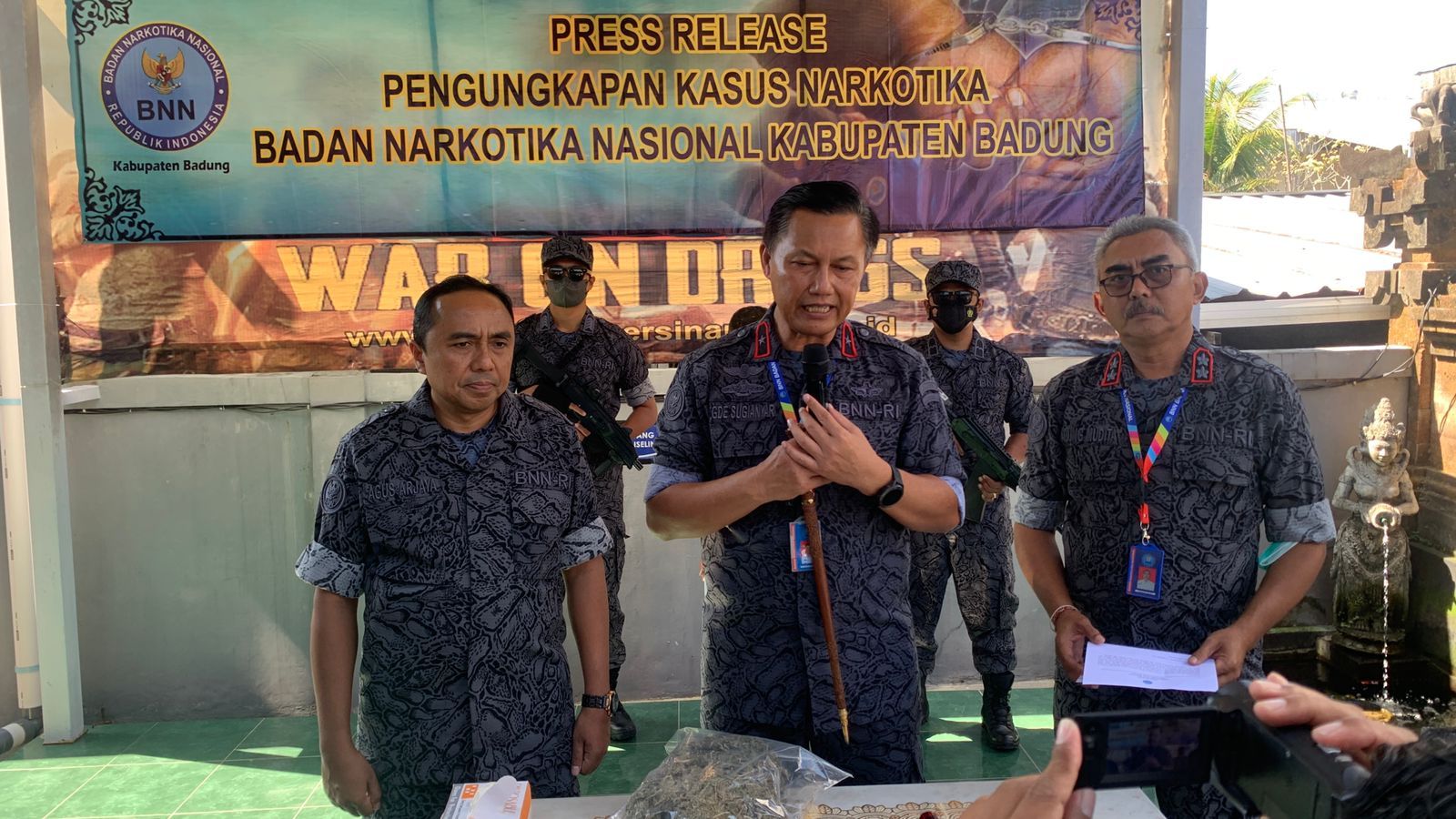 podiumnews.com-Guide Surfing Diciduk Gegara Pesan 1,5 Kg Ganja 