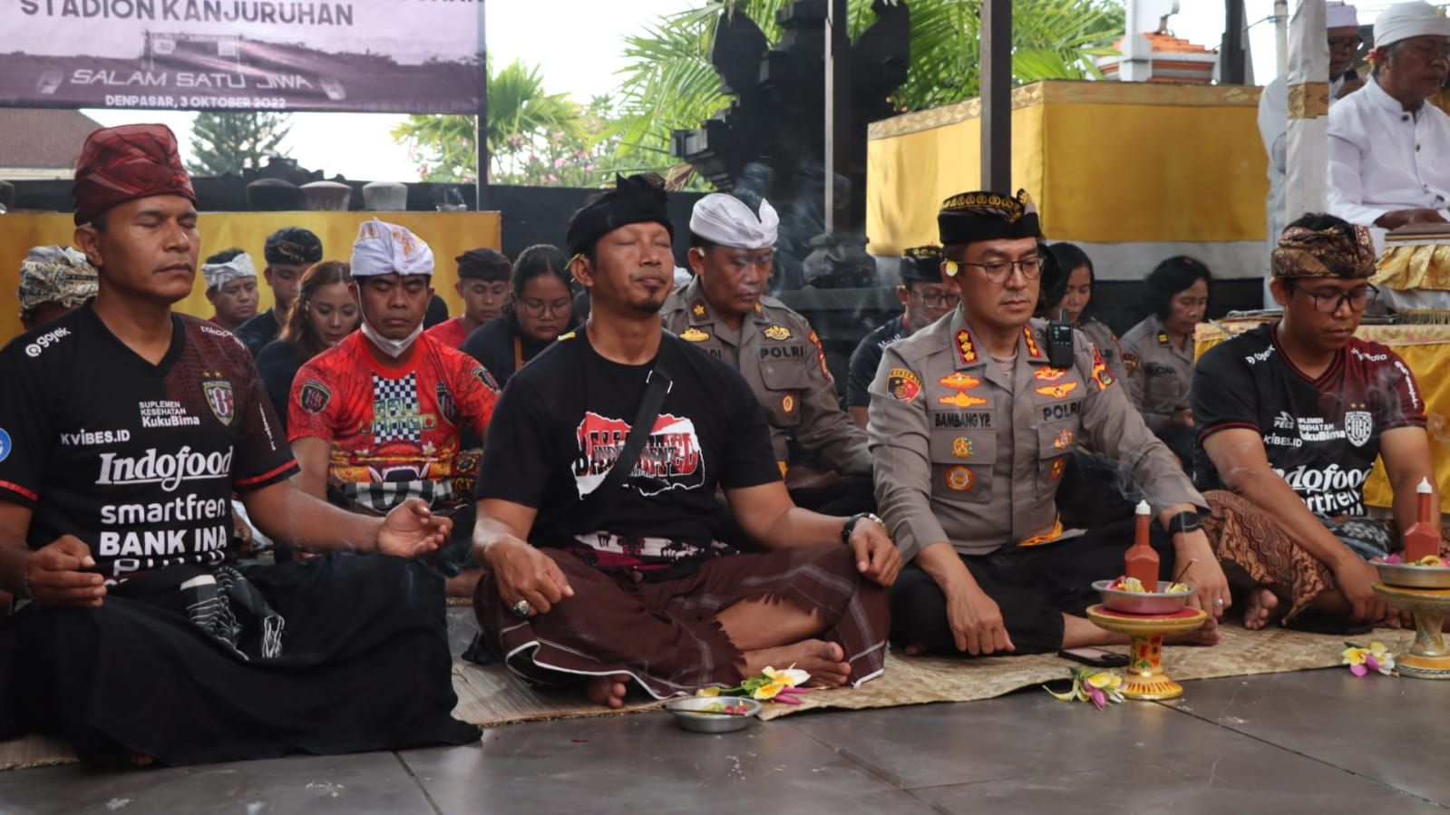 podiumnews.com-Kapolresta-Suporter Bali United Gelar Doa Bersama Tragedi Kanjuruhan