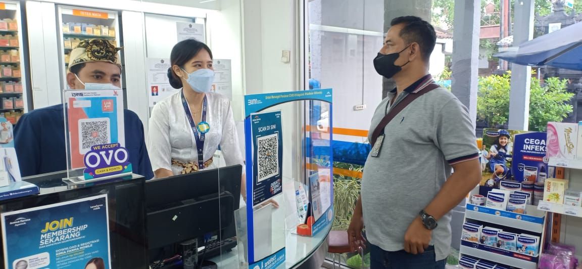 podiumnews.com-Polresta Denpasar Cek Apotek Awasi Sirup Dilarang 