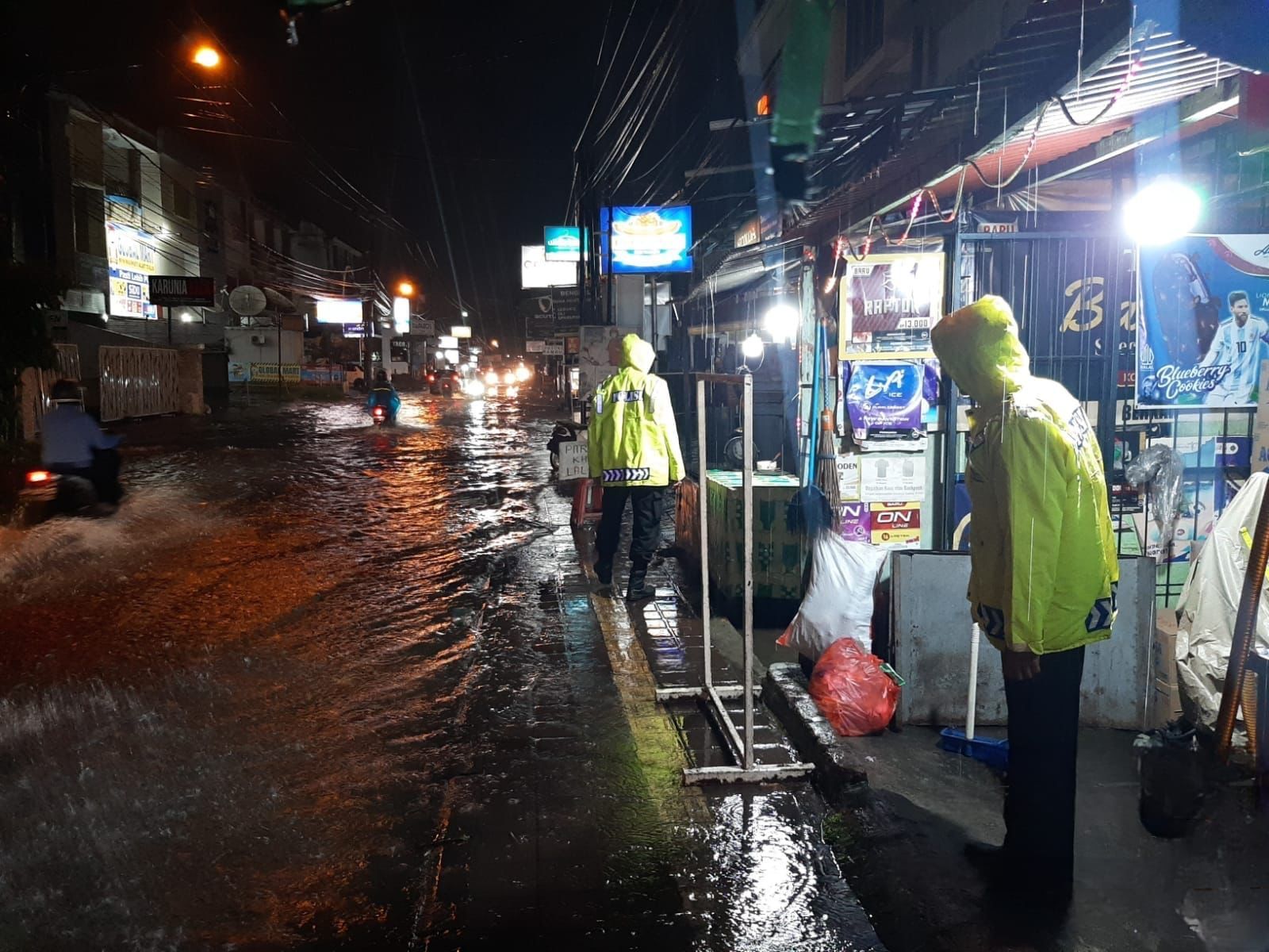 podiumnews.com- Polsek Densel  Ngecek Titik Banjir 