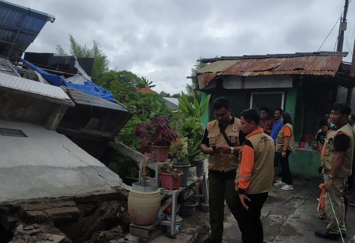 podiumnews.com-Tiga Rumah Dekat Bantaran Sungai Mendadak Roboh