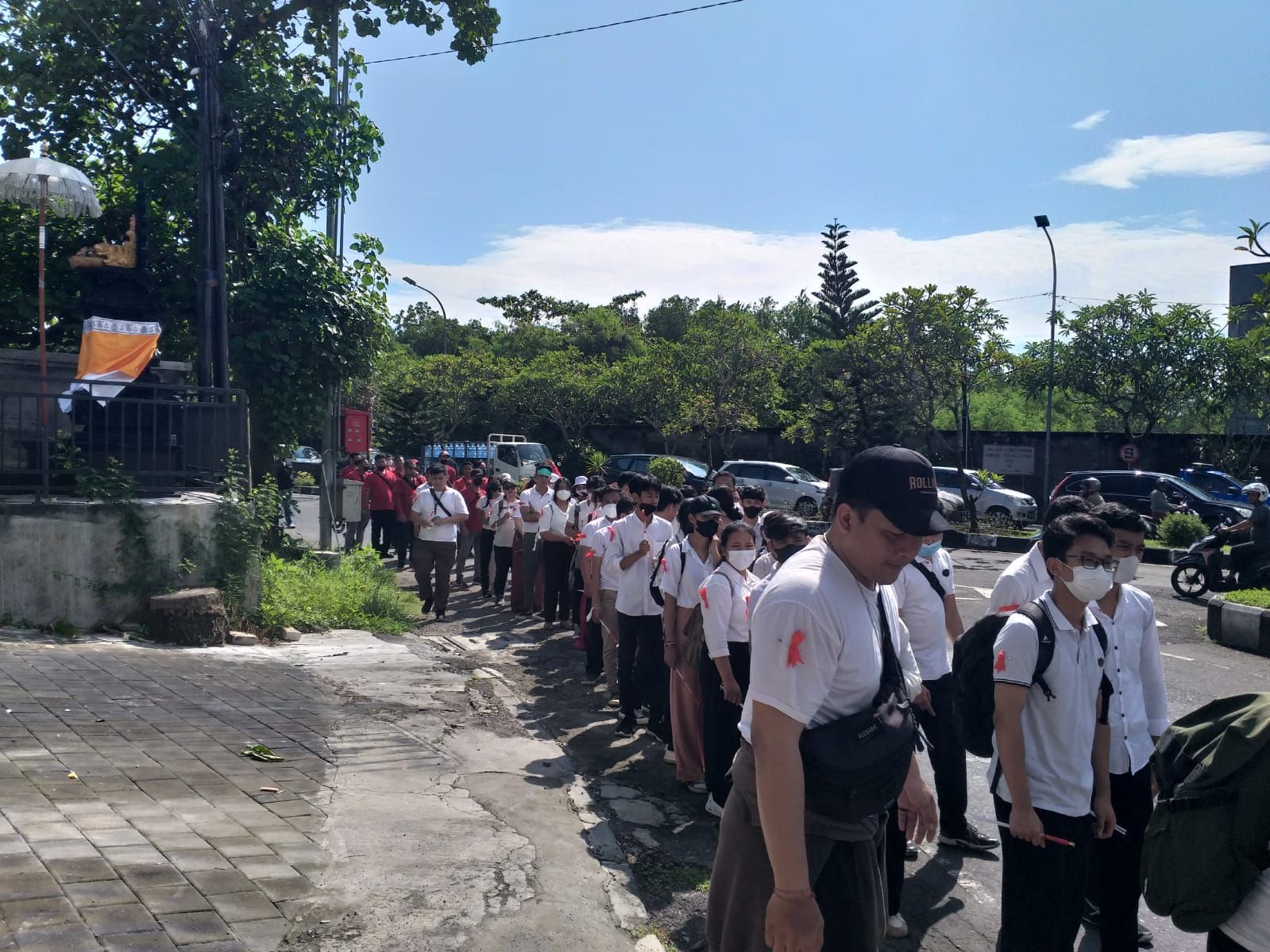 podiumnews.com-Ribuan Relawan FPM Bali Lepas Delegasi KTT G20 Asal Cina