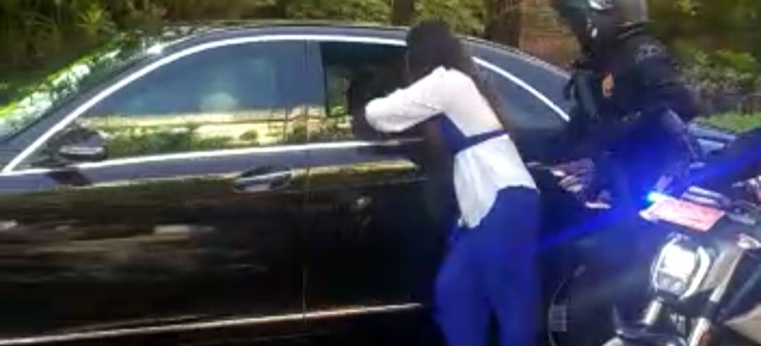 podiumnews.com-Pasutri Terobos Iringan Mobil Pengawalan Presiden Jokowi 