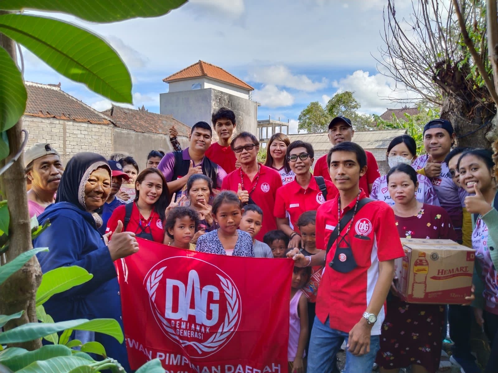 podiumnews.com-DAG Bali Salurkan Bantuan Kepada Korban Kebakaran Desa Kelan