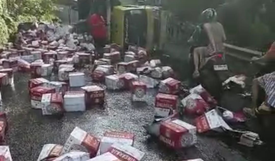 podiumnews.com-Truk Pengiriman Bir Asal Semarang Terguling di Jimbaran