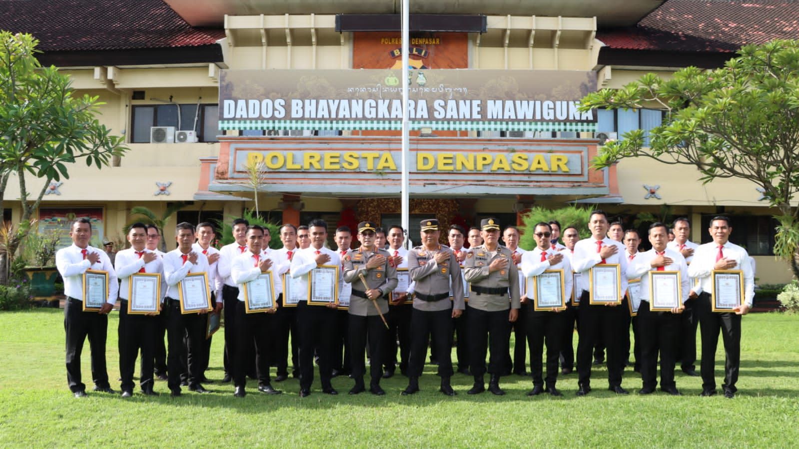 podiumnews.com-Polresta Denpasar Menaikkan Pangkat  44 Personel  Berprestasi