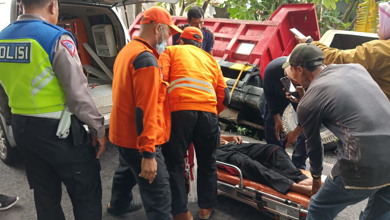 podiumnews.com-Mengemudi Dalam Keadaan Ngantuk, Truk Terperosok Hingga Sopir Tewas