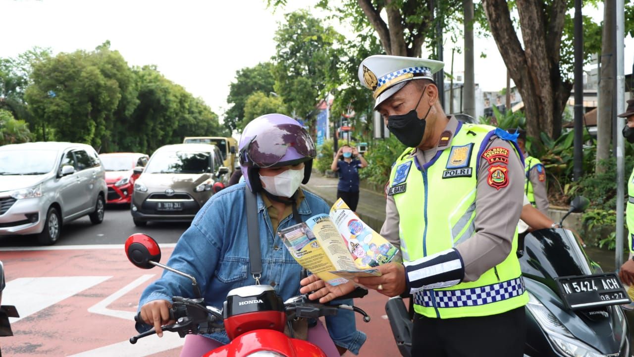 podiumnews.com-Bule Tak Pakai Helm Kena Teguran Simpati dari Polisi
