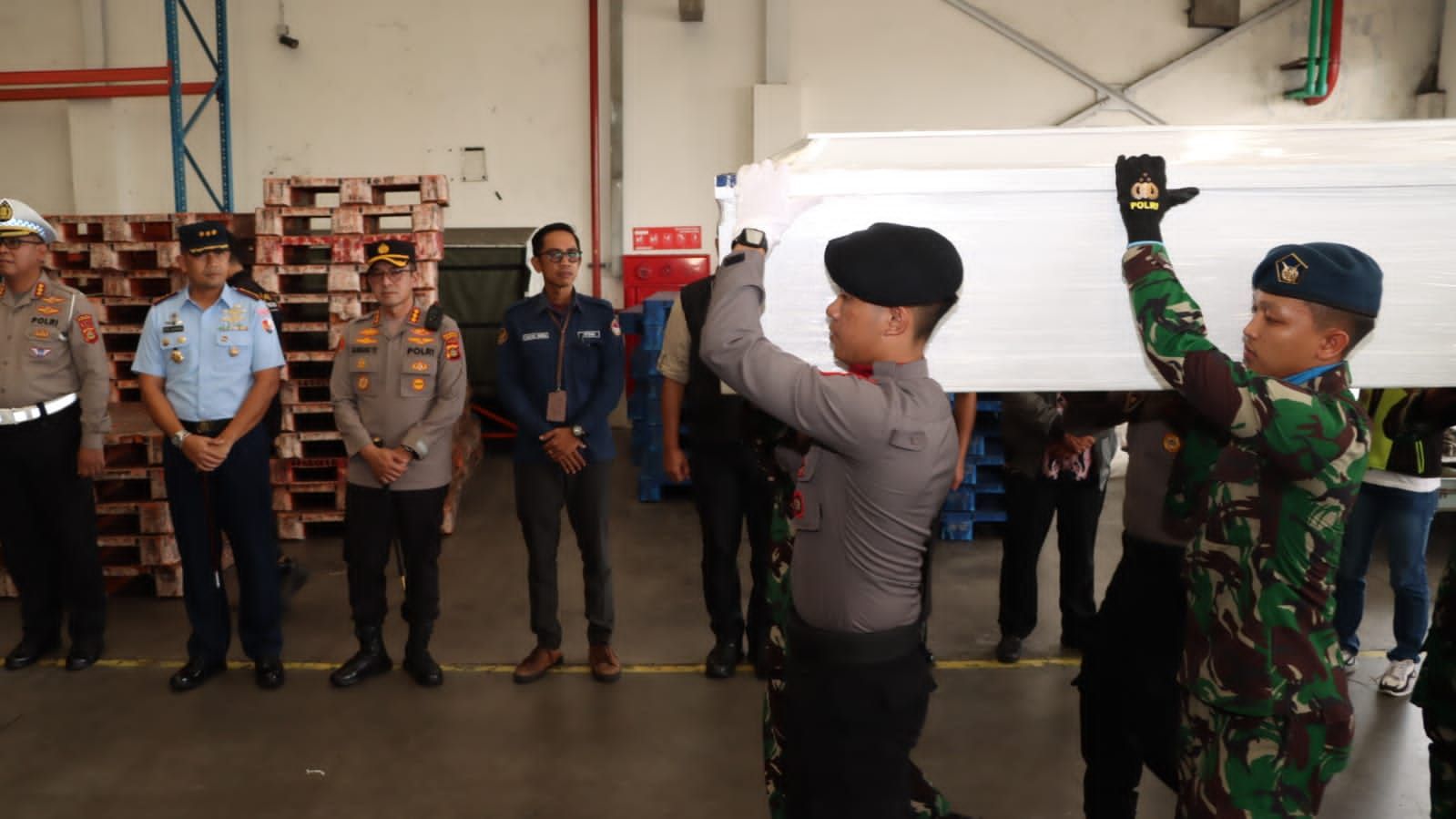 podiumnews.com-Kepulangan Jenazah Supini Dijemput Sejumlah Pejabat